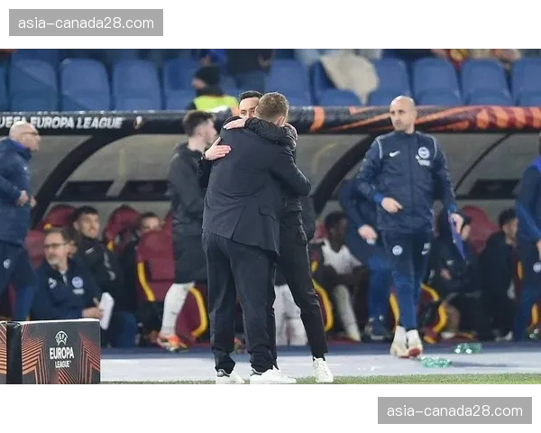 特写:看台上观战的穆里尼奥,在罗马绝杀后与德罗西握手致意 特写:看台上观战的穆里尼奥,在罗马绝杀后与德罗西握手致意